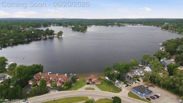 9548 Elizabeth Lake Road, White Lake Charter Township, MI 48386