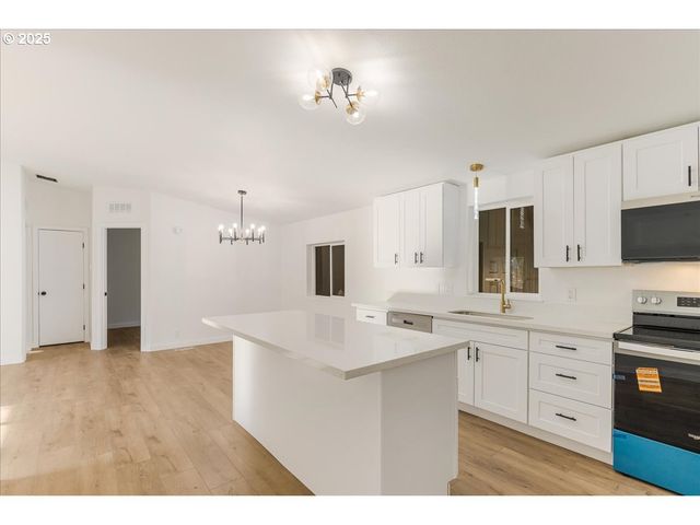 12323 Se HOLGATE Blvd 6, Portland, OR 97236