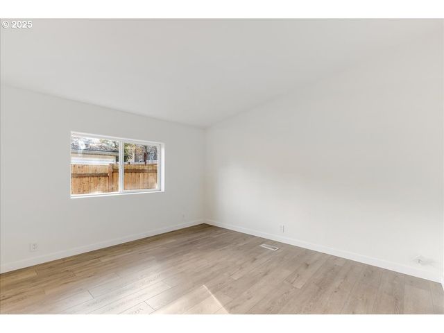 12323 Se HOLGATE Blvd 6, Portland, OR 97236