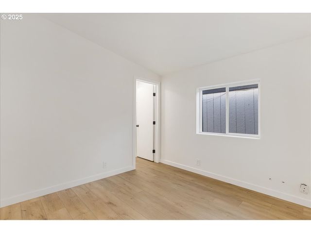 12323 Se HOLGATE Blvd 6, Portland, OR 97236