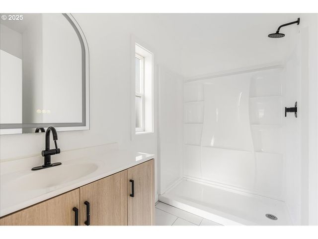 12323 Se HOLGATE Blvd 6, Portland, OR 97236