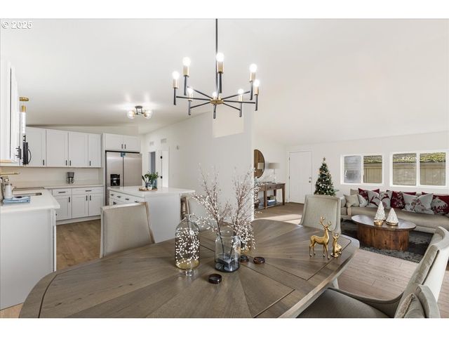 12323 Se HOLGATE Blvd 6, Portland, OR 97236