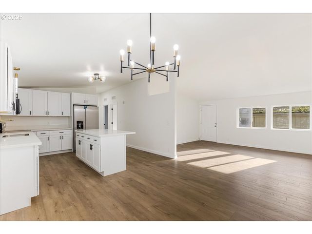 12323 Se HOLGATE Blvd 6, Portland, OR 97236