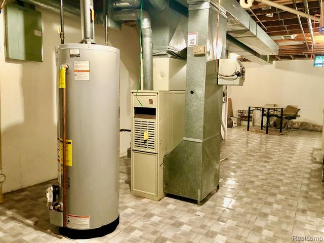 8681 Tucson Court, Warren, MI 48093