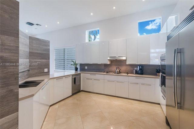 1651 NE 196th St, Miami, FL 33179