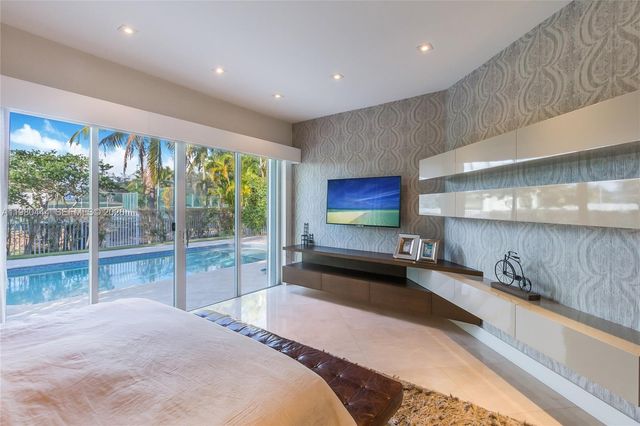 1651 NE 196th St, Miami, FL 33179