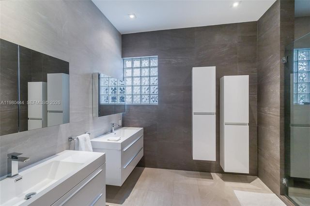 1651 NE 196th St, Miami, FL 33179