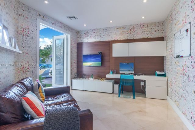 1651 NE 196th St, Miami, FL 33179