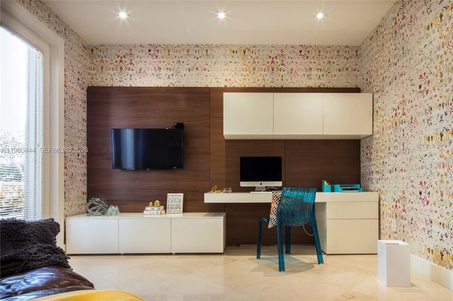 1651 NE 196th St, Miami, FL 33179