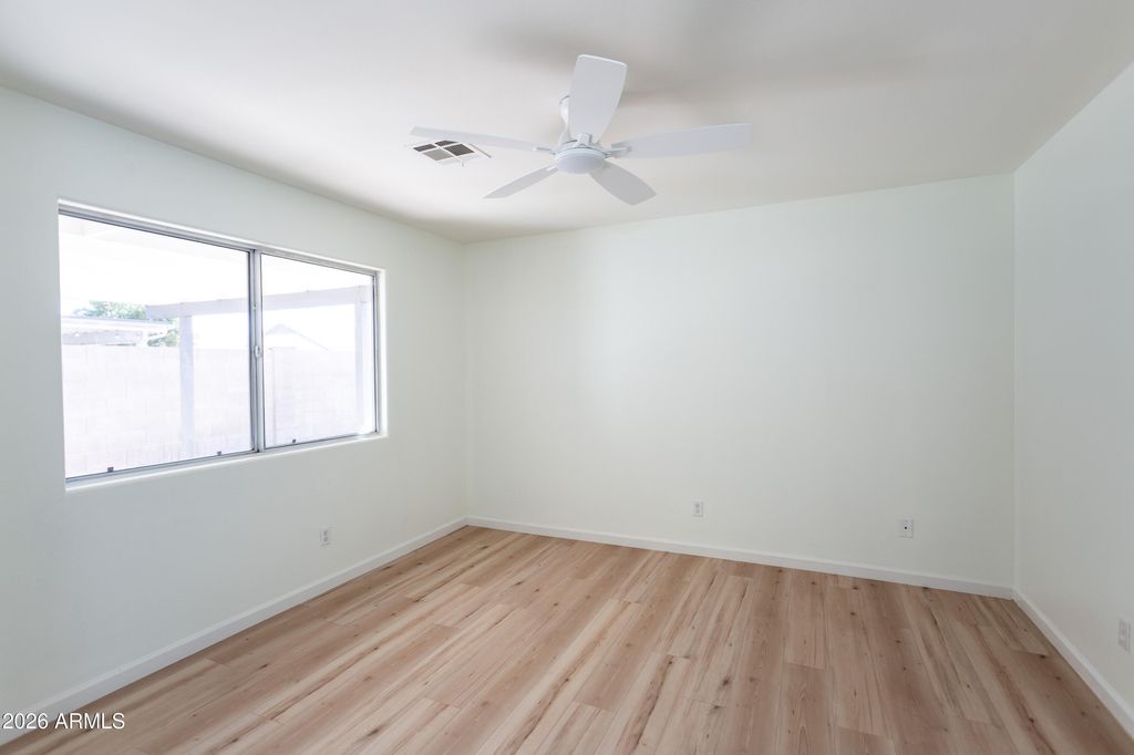 Image 11 of property listing at 3053 W CAT BALUE Drive, Phoenix, AZ 85027