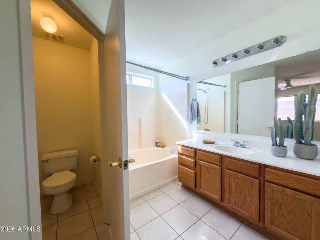 Image 12 of property listing at 3053 W CAT BALUE Drive, Phoenix, AZ 85027