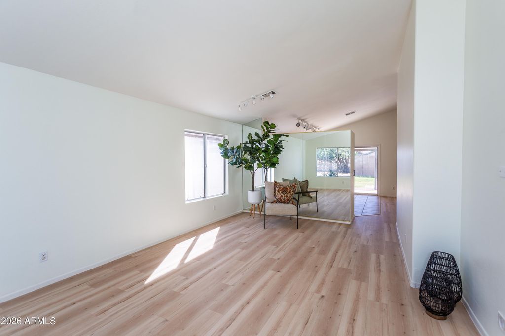 Image 2 of property listing at 3053 W CAT BALUE Drive, Phoenix, AZ 85027