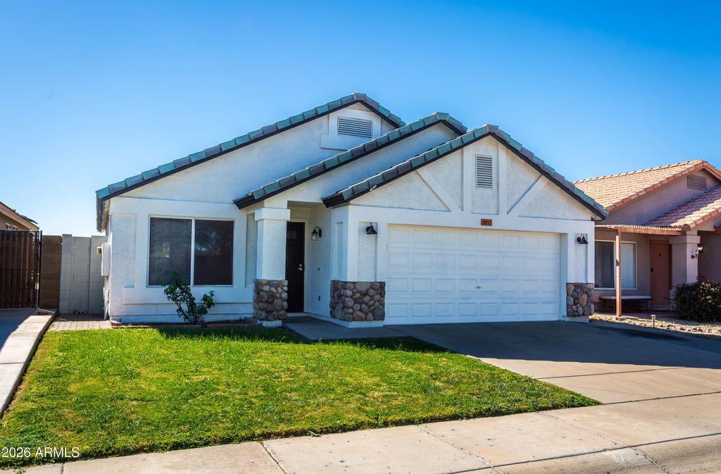 Image 23 of property listing at 3053 W CAT BALUE Drive, Phoenix, AZ 85027