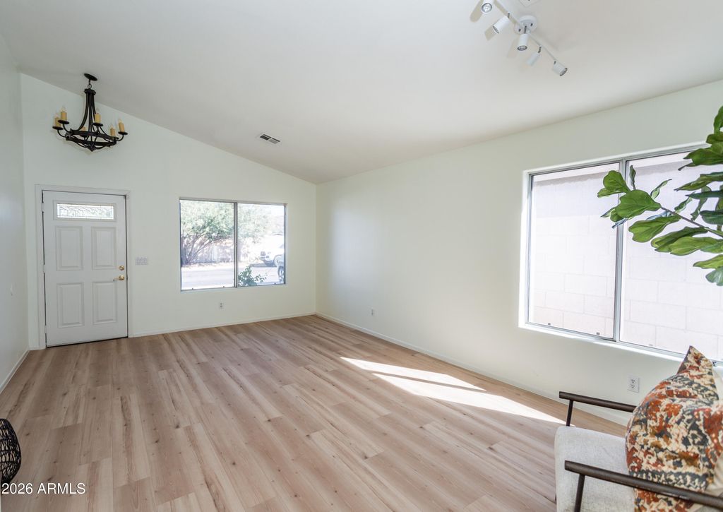 Image 4 of property listing at 3053 W CAT BALUE Drive, Phoenix, AZ 85027