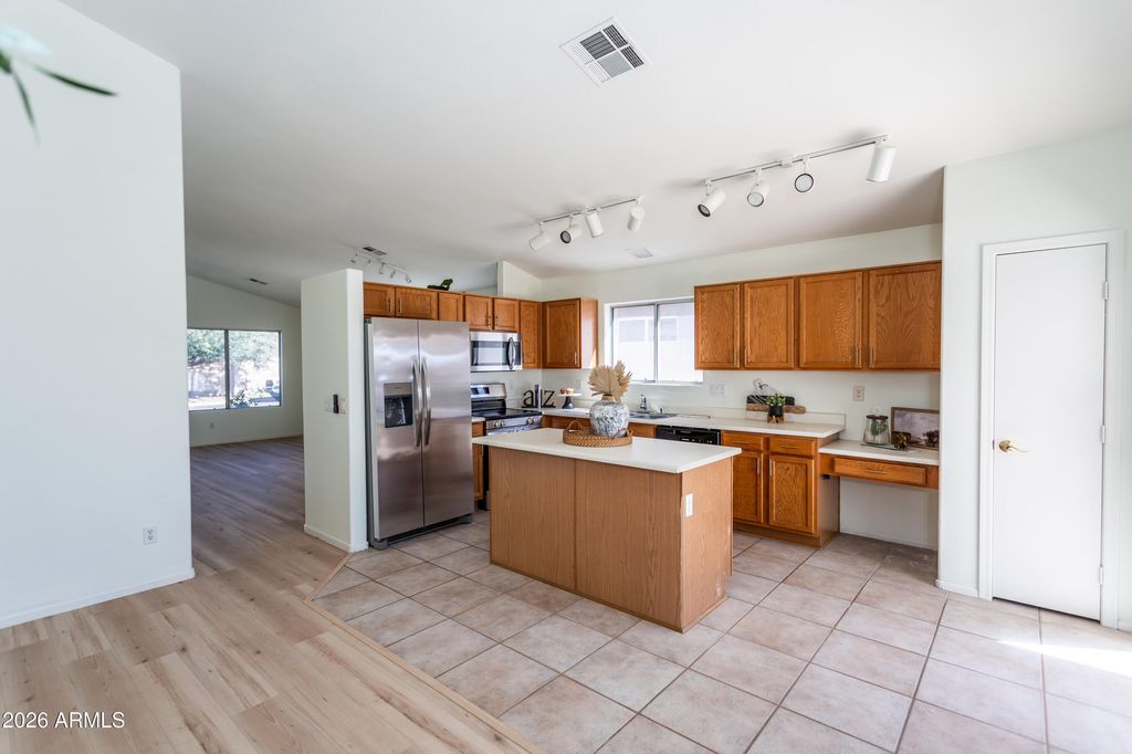 Image 5 of property listing at 3053 W CAT BALUE Drive, Phoenix, AZ 85027