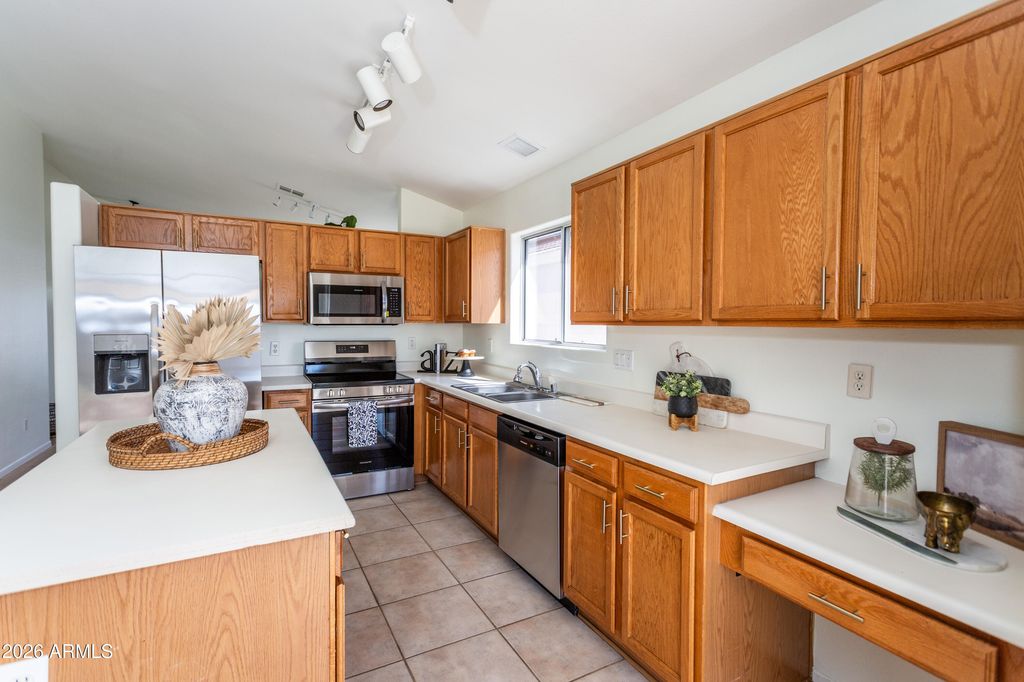 Image 6 of property listing at 3053 W CAT BALUE Drive, Phoenix, AZ 85027