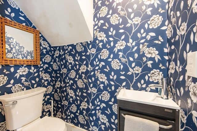 8 Hampton Circle, Hull, MA 02045