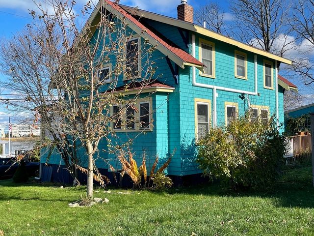 8 Hampton Circle, Hull, MA 02045