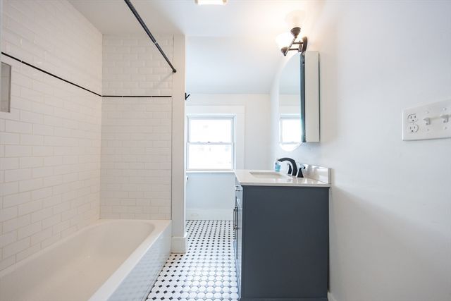 8 Hampton Circle, Hull, MA 02045