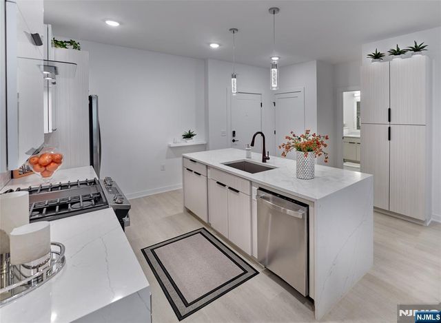 8 Tice Road 304, Franklin Lakes, NJ 07417