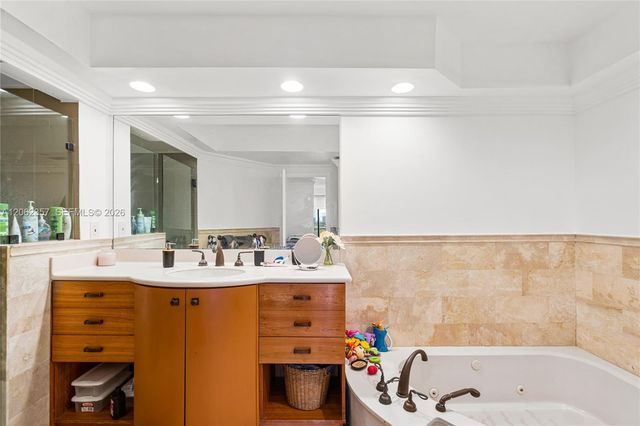20281 E Country Club Drive 909, Aventura, FL 33180