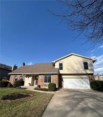 1525 Yorkshire Drive, Lee's Summit, MO 64086