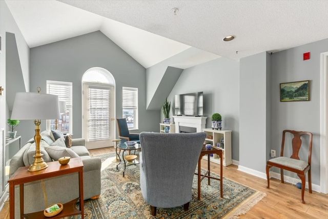 11 Church St 702, Salem, MA 01970