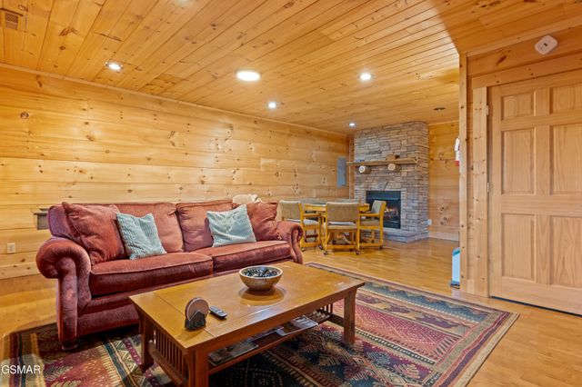 3639 Moonshine Way, Gatlinburg, TN 37738