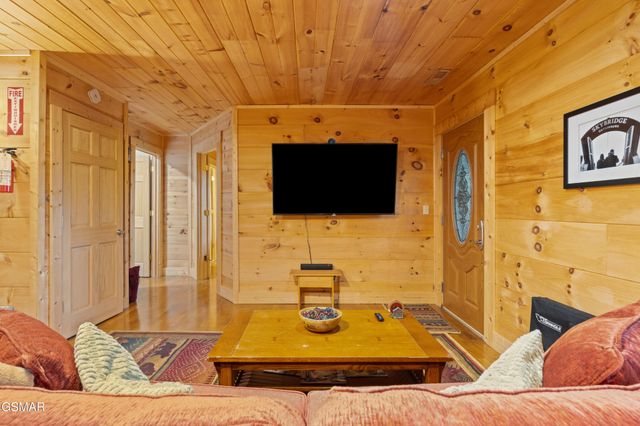 3639 Moonshine Way, Gatlinburg, TN 37738
