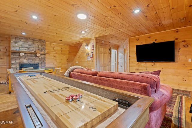 3639 Moonshine Way, Gatlinburg, TN 37738