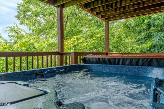 3639 Moonshine Way, Gatlinburg, TN 37738