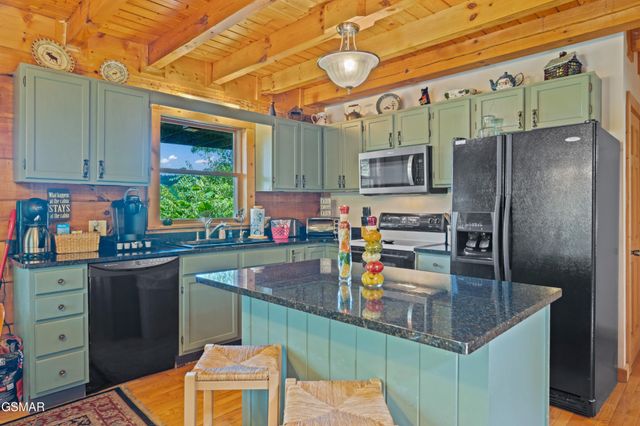 3639 Moonshine Way, Gatlinburg, TN 37738