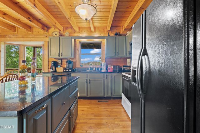 3639 Moonshine Way, Gatlinburg, TN 37738
