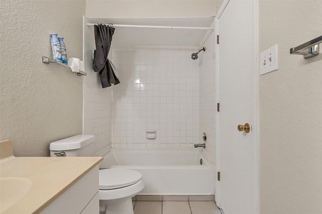 3220 69th Street J1, Galveston, TX 77551