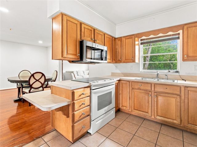 8906 E LANWAY DRIVE, Tampa, FL 33637