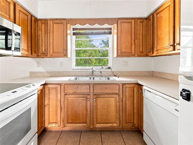 8906 E LANWAY DRIVE, Tampa, FL 33637