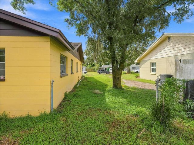 8906 E LANWAY DRIVE, Tampa, FL 33637