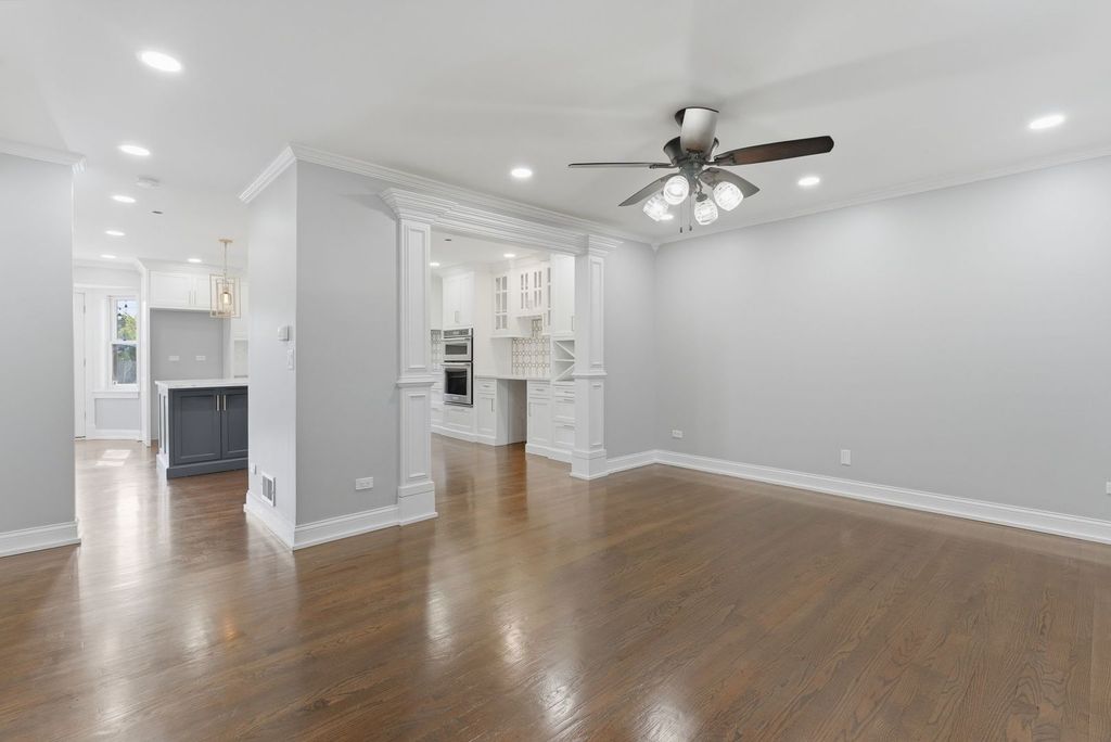Image 12 of property listing at 317 Vincent Place, Elgin, IL 60123