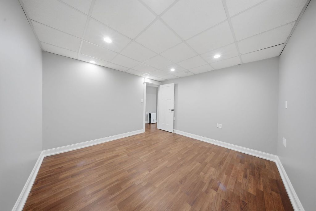 Image 13 of property listing at 317 Vincent Place, Elgin, IL 60123