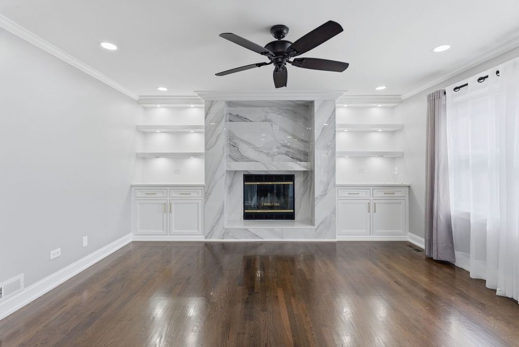 Image 15 of property listing at 317 Vincent Place, Elgin, IL 60123
