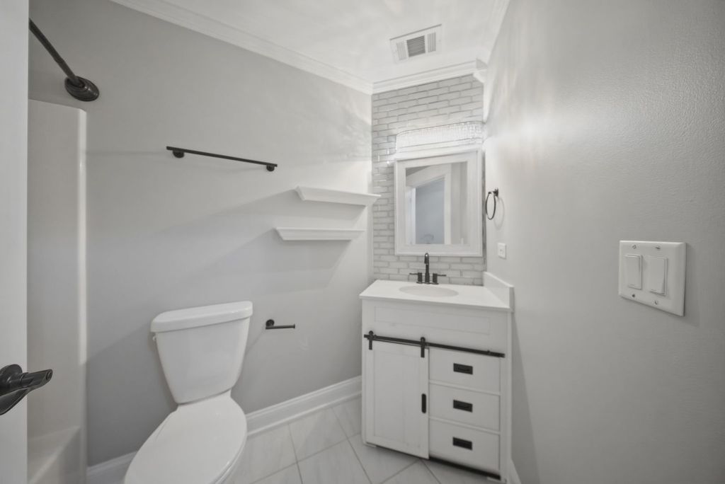 Image 23 of property listing at 317 Vincent Place, Elgin, IL 60123