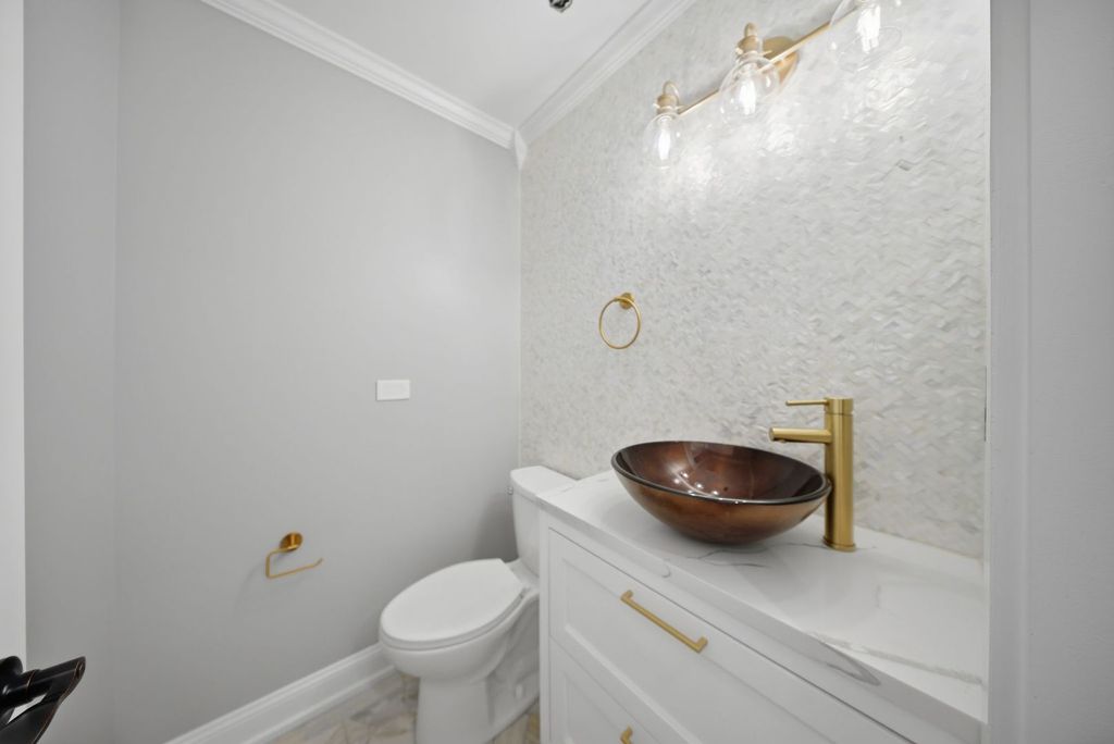 Image 24 of property listing at 317 Vincent Place, Elgin, IL 60123