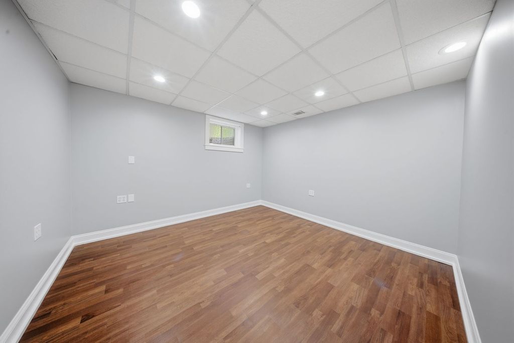 Image 26 of property listing at 317 Vincent Place, Elgin, IL 60123