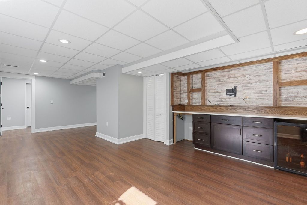 Image 30 of property listing at 317 Vincent Place, Elgin, IL 60123