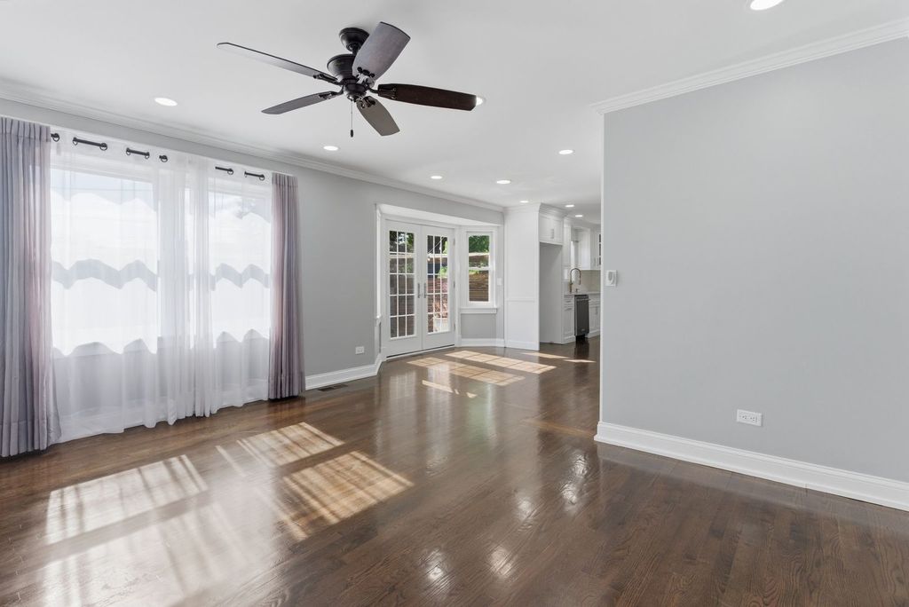 Image 4 of property listing at 317 Vincent Place, Elgin, IL 60123
