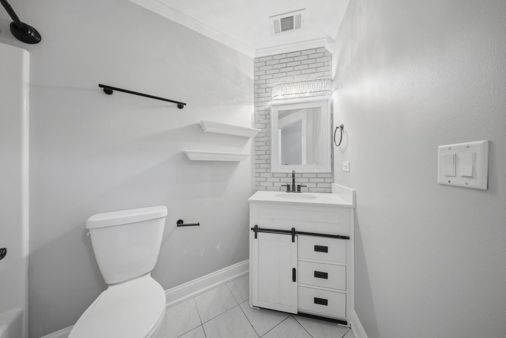 Image 33 of property listing at 317 Vincent Place, Elgin, IL 60123