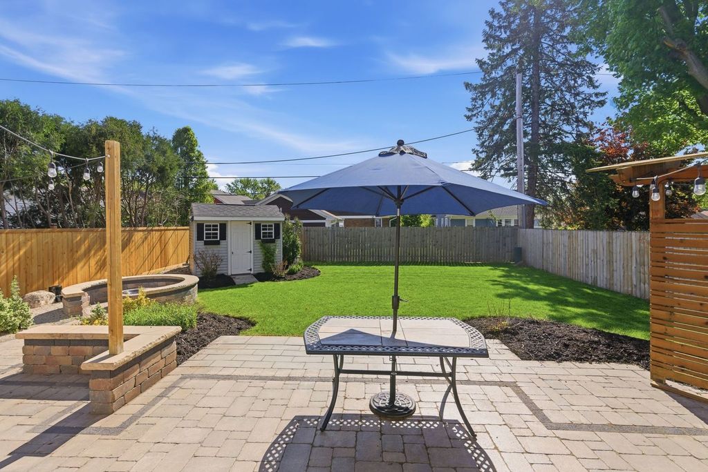 Image 37 of property listing at 317 Vincent Place, Elgin, IL 60123