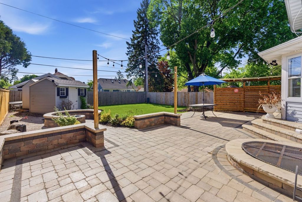 Image 39 of property listing at 317 Vincent Place, Elgin, IL 60123