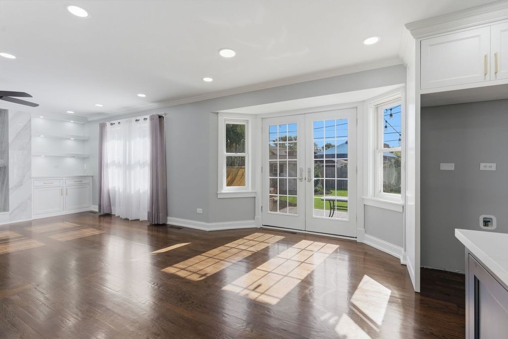 Image 5 of property listing at 317 Vincent Place, Elgin, IL 60123