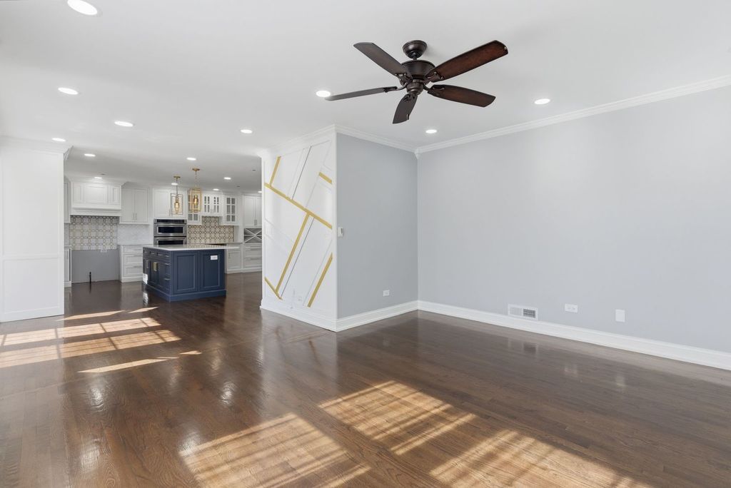 Image 6 of property listing at 317 Vincent Place, Elgin, IL 60123